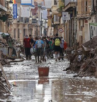 Calles devastadas en Valencia (ANSA/EPA/Emanuel Bruque)