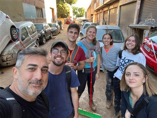 Universitarios voluntarios con un vecino de Alfafar